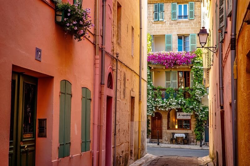 une ruelle dans le vieux nice avec un appartement a vendre