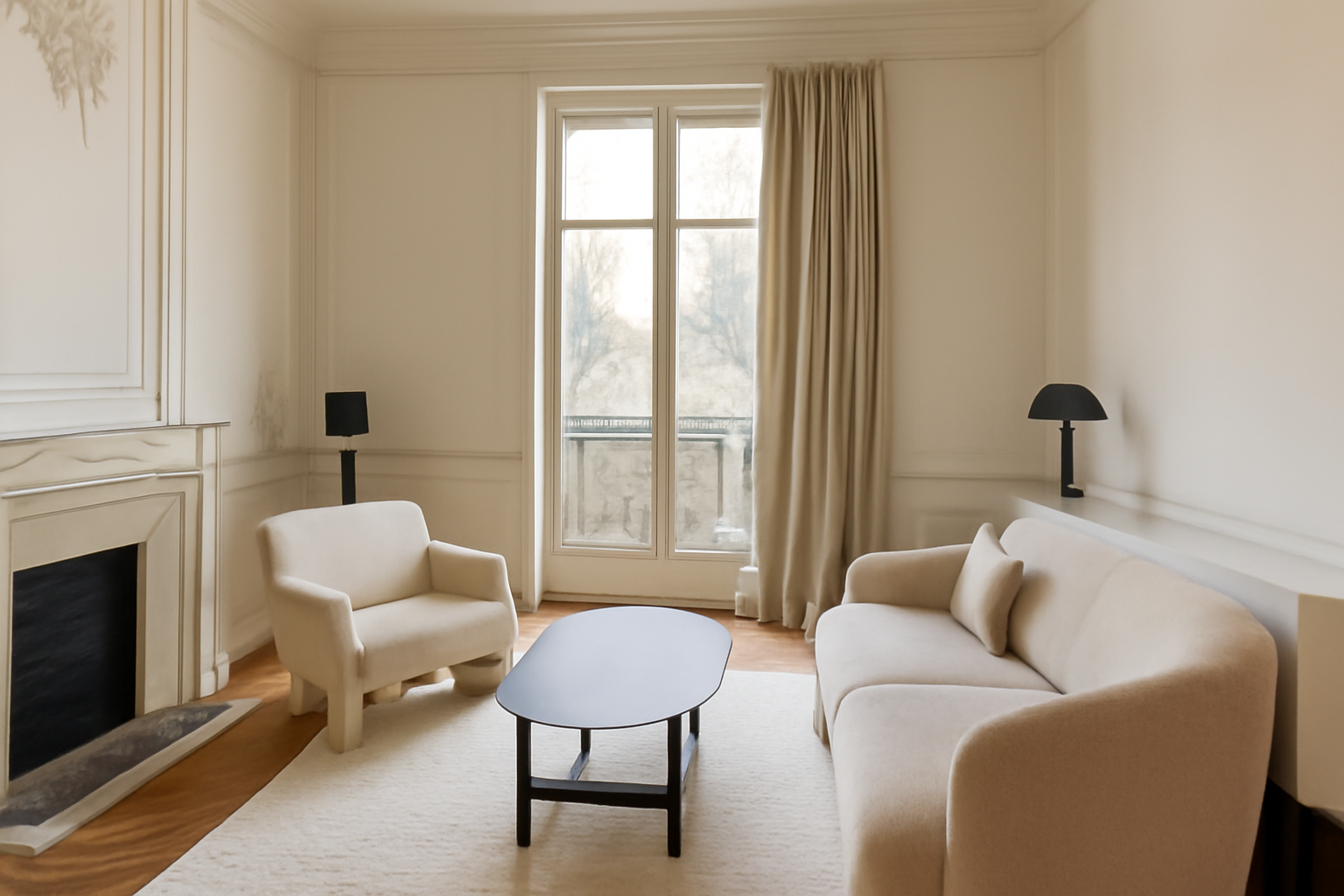 Intérieur d'un salon rénové dans un appartement haussmannien à Paris, mettant en valeur des moulures élégantes, un mobilier minimaliste et une lumière naturelle abondante.