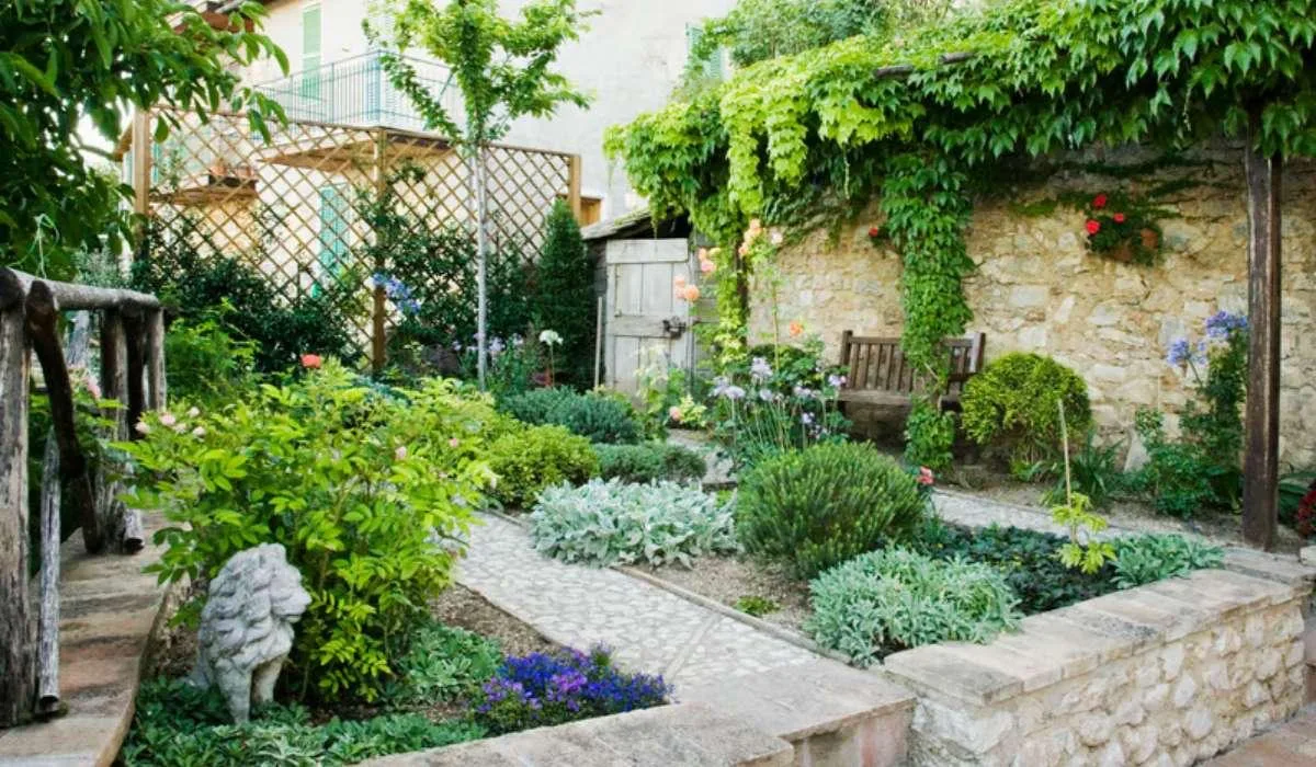 Jardin paysager aménagé avec terrasse et plantes vertes, astuces pour agrandir visuellement un petit espace extérieur