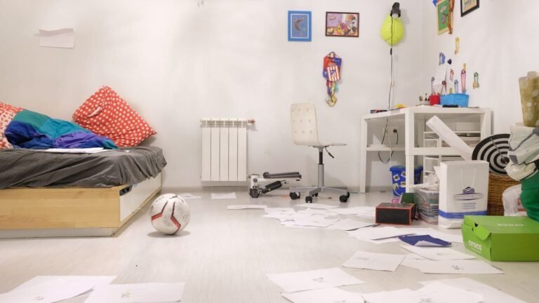 Image optimisée : Mobilier créatif : fabriquer un meuble de rangement pour jouets avec les enfants