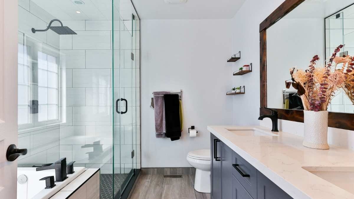 Image optimisée : Où placer un sèche-serviettes dans une salle de bain ?