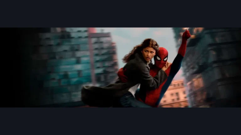 Une femme en manteau sombre est soutenue dans les airs par un personnage masqué en costume rouge et bleu, au milieu d’immeubles urbains flous.