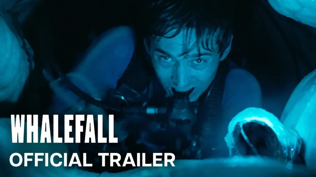 Austin Abrams en tenue de plongée dans le film Whalefall, au bord de la mer